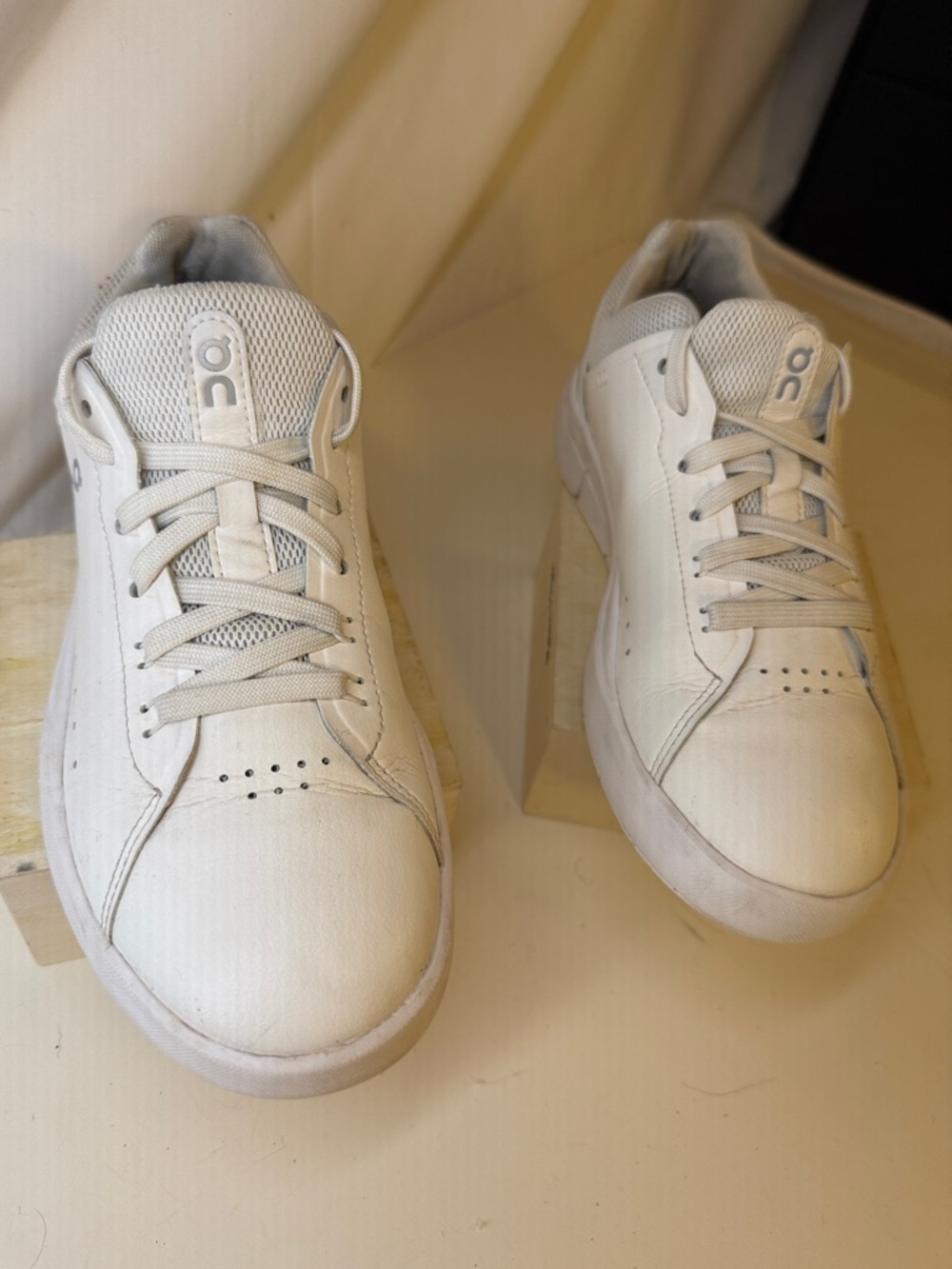 On cloud THE ROGER ADVANTAGE LEATHER SNEAKERS WHITE. 48.99452. U.S 8.5. EU 40.